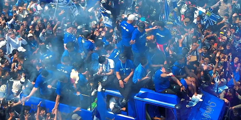Ribuan Bobotoh Padati Rute Pawai Juara PERSIB (Foto: drone Hen-hen/ Sekitarkita.id)