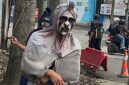 Ilustrasi pengamen cosplay pocong (foto: Abdul Kholilulloh)