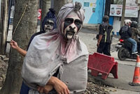 Ilustrasi pengamen cosplay pocong (foto: Abdul Kholilulloh)