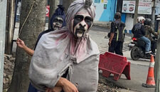 Ilustrasi pengamen cosplay pocong (foto: Abdul Kholilulloh)