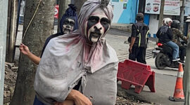 Ilustrasi pengamen cosplay pocong (foto: Abdul Kholilulloh)