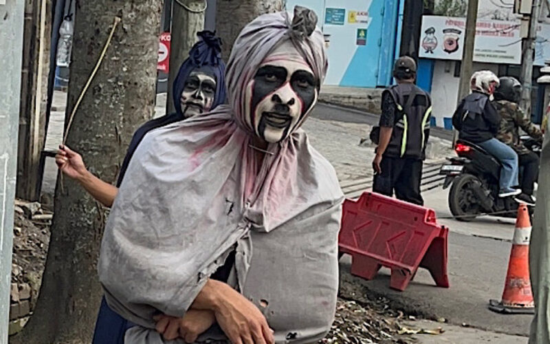 Ilustrasi pengamen cosplay pocong (foto: Abdul Kholilulloh)
