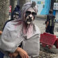 Ilustrasi pengamen cosplay pocong (foto: Abdul Kholilulloh)