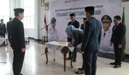 Pastikan Roda Pemerintahan Tetap Optimal, Bupati Bandung Barat Lantik Pj Sekda Sementara
