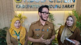 Bupati Bandung Barat, Jeje Ritchie Ismail turun langsung melakukan inspeksi mendadak (sidak) ke RSUD Cililin Selasa (19/5/2026) Didampingi Plt Kepala Dinas Kesehatan Bandung Barat, dr. Lia N Sukandar (foto: istimewa)