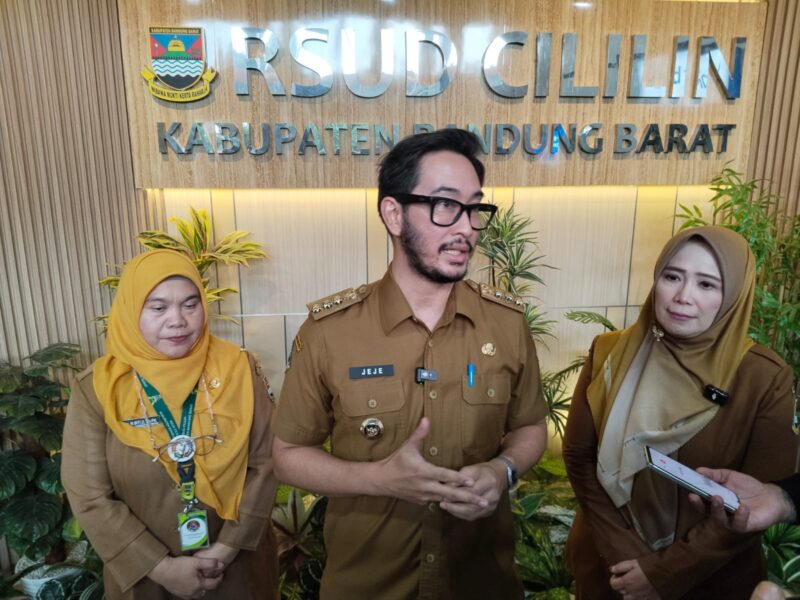 Bupati Bandung Barat, Jeje Ritchie Ismail turun langsung melakukan inspeksi mendadak (sidak) ke RSUD Cililin Selasa (19/5/2026) Didampingi Plt Kepala Dinas Kesehatan Bandung Barat, dr. Lia N Sukandar (foto: istimewa)