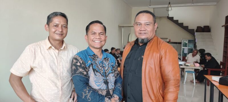 Ketua Panitia Penjaringan P4KBB, Eber NH Simbolon bersama jajaran pengurus (foto: Sekitarkita.id)