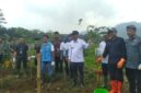 Wakil Bupati Bandung Barat, Asep Ismail beserta jajaran Forkopimda menanam pohon di aliran DAS Citarum peringati HPSN (foto: Abdul Kholilulloh)