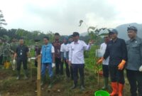 Wakil Bupati Bandung Barat, Asep Ismail beserta jajaran Forkopimda menanam pohon di aliran DAS Citarum peringati HPSN (foto: Abdul Kholilulloh)
