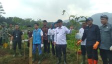Wakil Bupati Bandung Barat, Asep Ismail beserta jajaran Forkopimda menanam pohon di aliran DAS Citarum peringati HPSN (foto: Abdul Kholilulloh)