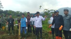 Wakil Bupati Bandung Barat, Asep Ismail beserta jajaran Forkopimda menanam pohon di aliran DAS Citarum peringati HPSN (foto: Abdul Kholilulloh)