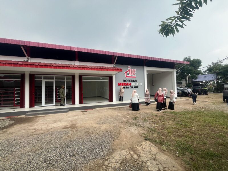Pemerintah Kabupaten Bandung Barat resmi meluncurkan 25 Gerai Koperasi Desa/Kelurahan Merah Putih (KDKMP), simbolis di Desa Cilame, Kecamatan Ngamprah KBB (foto: Abdul Kholilulloh)