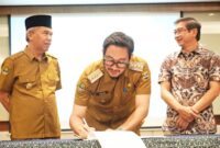 Pemerintah Kabupaten (Pemkab) Bandung Barat resmi menjalin kerja sama dengan PT Belaputera Intiland untuk pembangunan Gedung Dinas Pemadam Kebakaran dan Penyelamatan sektor Padalarang pada tahun 2026 (foto: Prokompim KBB/Sukma)