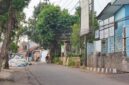Wajah kantor Desa Ngamprah dihiasi tumpukan sampah dan belatung ikut ngantor (foto: tim redaksi sekitarkita.id)