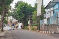 Wajah kantor Desa Ngamprah dihiasi tumpukan sampah dan belatung ikut ngantor (foto: tim redaksi sekitarkita.id)