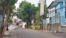 Wajah kantor Desa Ngamprah dihiasi tumpukan sampah dan belatung ikut ngantor (foto: tim redaksi sekitarkita.id)