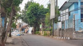 Wajah kantor Desa Ngamprah dihiasi tumpukan sampah dan belatung ikut ngantor (foto: tim redaksi sekitarkita.id)