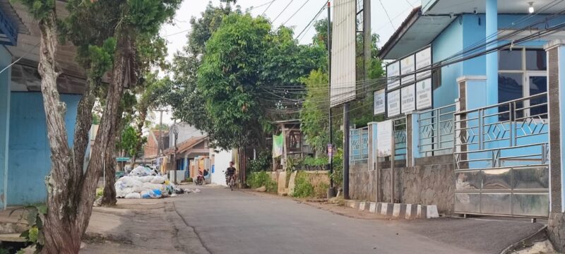 Wajah kantor Desa Ngamprah dihiasi tumpukan sampah dan belatung ikut ngantor (foto: tim redaksi sekitarkita.id)