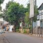 Wajah kantor Desa Ngamprah dihiasi tumpukan sampah dan belatung ikut ngantor (foto: tim redaksi sekitarkita.id)