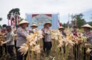Kapolres Cimahi AKBP Niko N. Adi Putra pimpin panen raya jagung di Bandung Barat (foto: Humas Polres Cimahi)
