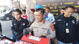 Konferensi pers dipimpin Wakapolres Cimahi, Kompol Zulkarnaen, di Mapolres Cimahi, Rabu (10/6/2026)/ foto: istimewa 