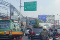 Kemacetan kerap terjadi di pertigaan Cimareme, Kecamatan Ngamprah Kabupaten Bandung Barat (foto: Abdul Kholilulloh)