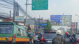 Kemacetan kerap terjadi di pertigaan Cimareme, Kecamatan Ngamprah Kabupaten Bandung Barat (foto: Abdul Kholilulloh)