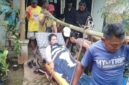 Akses sulit dilalui roda empat, warga terpaksa evakuasi pasien sakit menggunakan tandu menuju Ambulance di 
Kampung Cipicung, RT 01 RW 03, Desa Sumurbandung, Kecamatan Cipatat KBB (foto: tangkapan layar video viral)