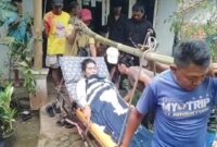 Akses sulit dilalui roda empat, warga terpaksa evakuasi pasien sakit menggunakan tandu menuju Ambulance di
Kampung Cipicung, RT 01 RW 03, Desa Sumurbandung, Kecamatan Cipatat KBB (foto: tangkapan layar video viral)