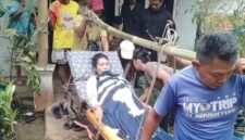 Akses sulit dilalui roda empat, warga terpaksa evakuasi pasien sakit menggunakan tandu menuju Ambulance di
Kampung Cipicung, RT 01 RW 03, Desa Sumurbandung, Kecamatan Cipatat KBB (foto: tangkapan layar video viral)