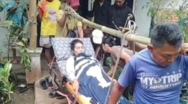 Akses sulit dilalui roda empat, warga terpaksa evakuasi pasien sakit menggunakan tandu menuju Ambulance di 
Kampung Cipicung, RT 01 RW 03, Desa Sumurbandung, Kecamatan Cipatat KBB (foto: tangkapan layar video viral)