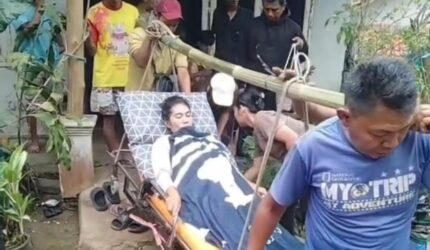 Viral! Warga Sakit di Cipatat Ditandu 500 Meter ke Ambulans, Jalan Rusak Tuai Sorotan