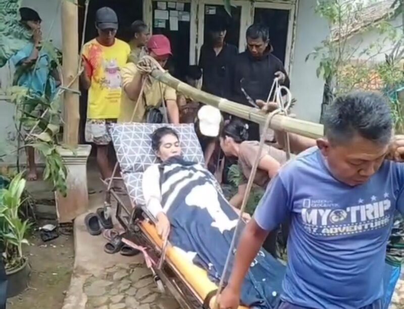 Akses sulit dilalui roda empat, warga terpaksa evakuasi pasien sakit menggunakan tandu menuju Ambulance di 
Kampung Cipicung, RT 01 RW 03, Desa Sumurbandung, Kecamatan Cipatat KBB (foto: tangkapan layar video viral)