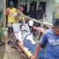 Akses sulit dilalui roda empat, warga terpaksa evakuasi pasien sakit menggunakan tandu menuju Ambulance di 
Kampung Cipicung, RT 01 RW 03, Desa Sumurbandung, Kecamatan Cipatat KBB (foto: tangkapan layar video viral)