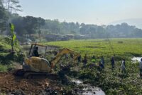 Aksi pembersihan eceng gondok dimulai pada Senin (29/6/2026) di kawasan Jembatan Ciminyak, Desa Rancapanggung, Kecamatan Cililin KBB (foto: istimewa)