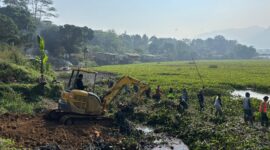Aksi pembersihan eceng gondok dimulai pada Senin (29/6/2026) di kawasan Jembatan Ciminyak, Desa Rancapanggung, Kecamatan Cililin KBB (foto: istimewa)