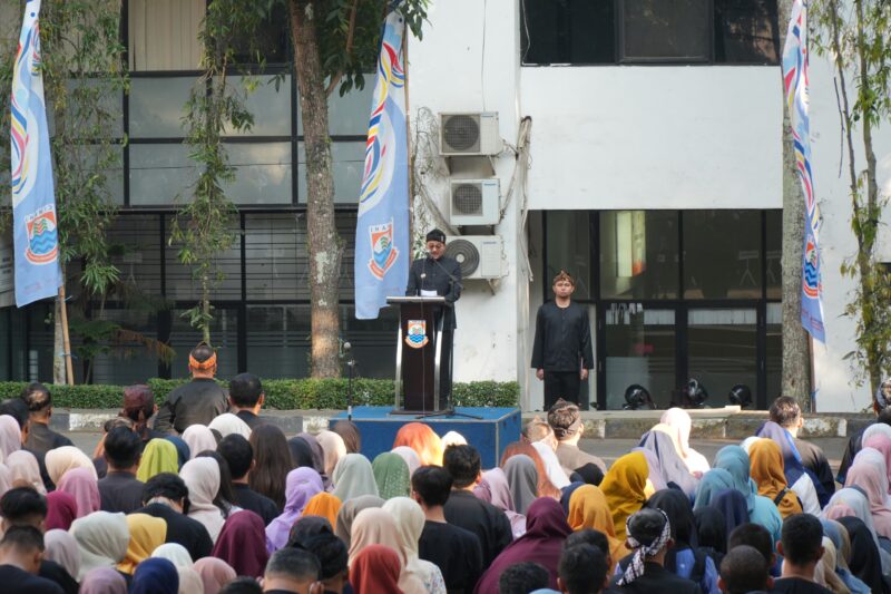Wakil Wali Kota Cimahi, Adhitia Yudisthira, saat memimpin Upacara Hari Keluarga Nasional (Harganas) ke-33 Tahun 2026 di Kompleks Pemerintah Kota (Pemkot) Cimahi, Senin (29/6/2026). Foto: Prokompin Pemkot Cimahi 