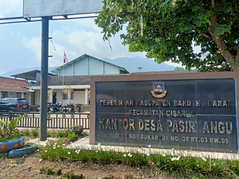 Kantor Desa Pasirlangu Kecamatan Cisarua Kabupaten Bandung Barat (foto: Abdul Kholilulloh)