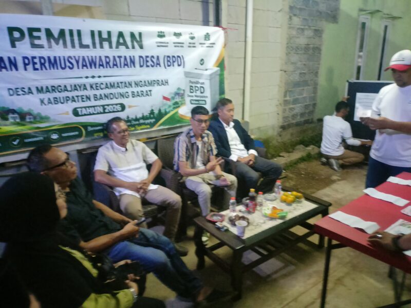 Deri Tri Sumpeno (tengah) terpilih Anggota BPD Dusun 02 Desa Margajaya, Ngamprah KBB. (foto: Abdul Kholilulloh)