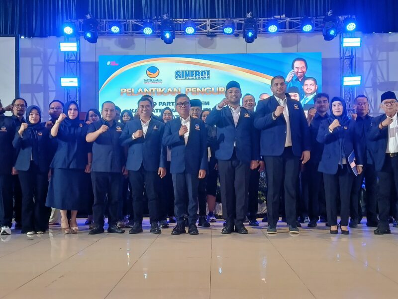 Anggota DPR RI Rajiv bersama Ketua DPW NasDem Jabar swafoto usai pelantikan pengurus DPD Partai NasDem Kabupaten Bandung Barat dan DPC NasDem se-Kabupaten Bandung Barat periode 2026–2029