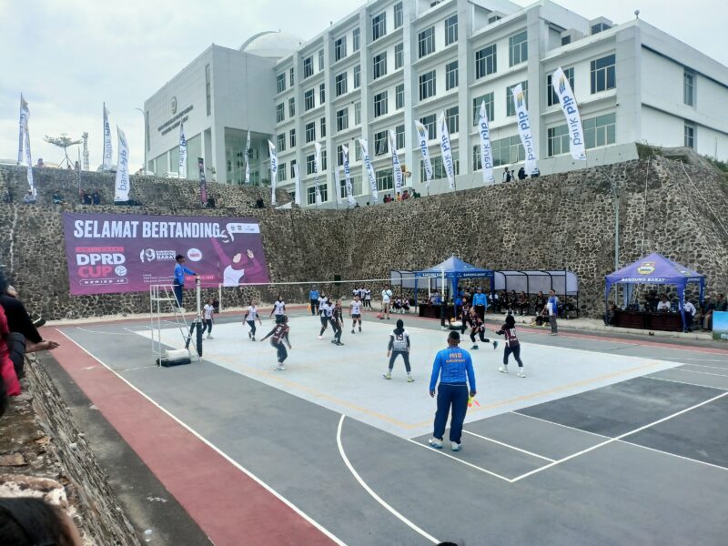 Turnamen Voli Putri DPRD KBB Cup Series 2 resmi dibuka di Lapangan Voli DPRD KBB Minggu (14/6/2026). foto: Abdul Kholilulloh 