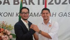 Bupati Bandung Barat, Jeje Ritchie Ismail didampingi Ketua KONI KBB Tobias Ginanjar (foto: Abdul Kholilulloh)