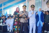 Momen swafoto Bupati Bandung Barat, Jeje Ritchie Ismail didampingi istri Syahnaz Sadiqah dan Kapolres Cimahi, AKBP Niko N. Adi Putra, bersama istri (foto: Abdul Kholilulloh)