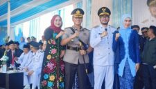 Momen swafoto Bupati Bandung Barat, Jeje Ritchie Ismail didampingi istri Syahnaz Sadiqah dan Kapolres Cimahi, AKBP Niko N. Adi Putra, bersama istri (foto: Abdul Kholilulloh)