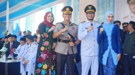 Momen swafoto Bupati Bandung Barat, Jeje Ritchie Ismail didampingi istri Syahnaz Sadiqah dan Kapolres Cimahi, AKBP Niko N. Adi Putra, bersama istri (foto: Abdul Kholilulloh)