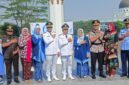Bupati Bandung Barat, Jeje Ritchie Ismail, didampingi Wakil Bupati Bandung Barat Asep Ismail sesi foto bersama usai upacara peringatan HUT KBB ke-19 di Plaza Mekarsari Kompleks Perkantoran Pemkab Bandung Barat (foto: Abdul Kholilulloh)