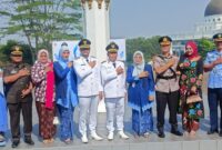 Bupati Bandung Barat, Jeje Ritchie Ismail, didampingi Wakil Bupati Bandung Barat Asep Ismail sesi foto bersama usai upacara peringatan HUT KBB ke-19 di Plaza Mekarsari Kompleks Perkantoran Pemkab Bandung Barat (foto: Abdul Kholilulloh)
