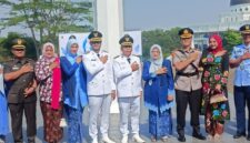 Bupati Bandung Barat, Jeje Ritchie Ismail, didampingi Wakil Bupati Bandung Barat Asep Ismail sesi foto bersama usai upacara peringatan HUT KBB ke-19 di Plaza Mekarsari Kompleks Perkantoran Pemkab Bandung Barat (foto: Abdul Kholilulloh)