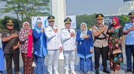 Bupati Bandung Barat, Jeje Ritchie Ismail, didampingi Wakil Bupati Bandung Barat Asep Ismail sesi foto bersama usai upacara peringatan HUT KBB ke-19 di Plaza Mekarsari Kompleks Perkantoran Pemkab Bandung Barat (foto: Abdul Kholilulloh)
