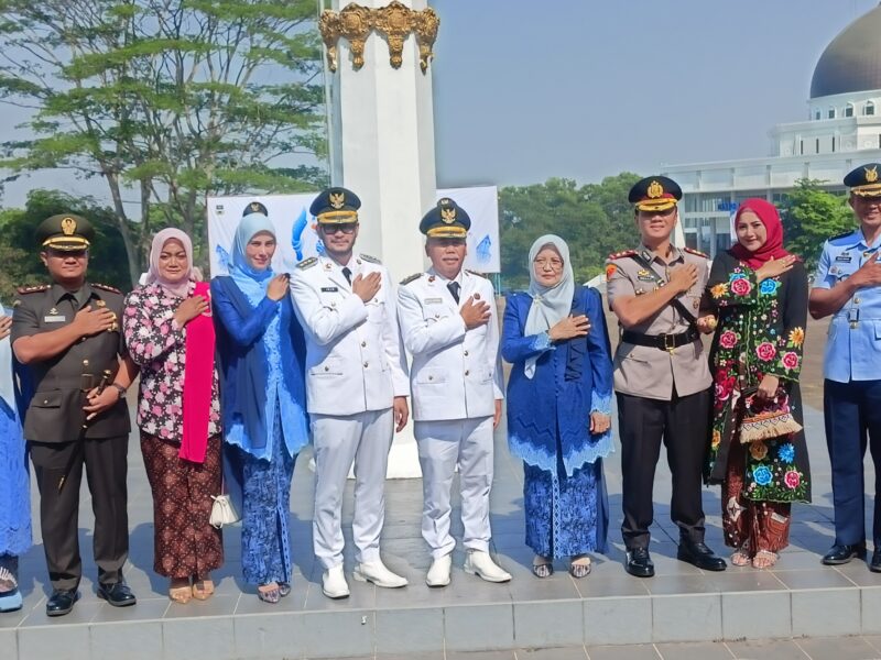 Bupati Bandung Barat, Jeje Ritchie Ismail, didampingi Wakil Bupati Bandung Barat Asep Ismail sesi foto bersama usai upacara peringatan HUT KBB ke-19 di Plaza Mekarsari Kompleks Perkantoran Pemkab Bandung Barat (foto: Abdul Kholilulloh)